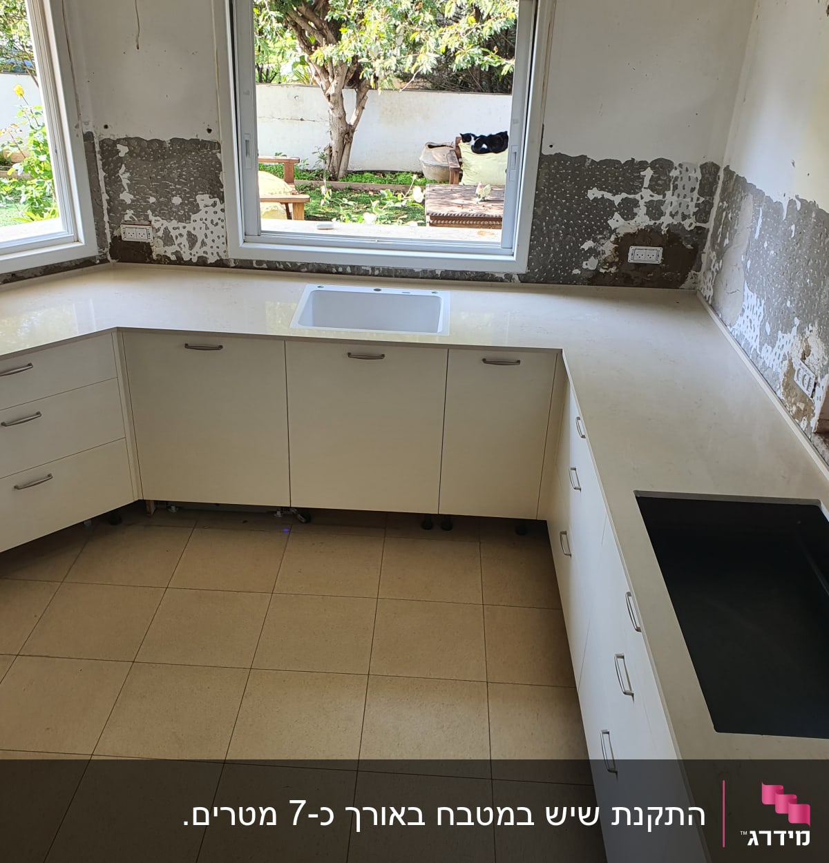 שיש במטבח עם כיור וכיריים מובנים